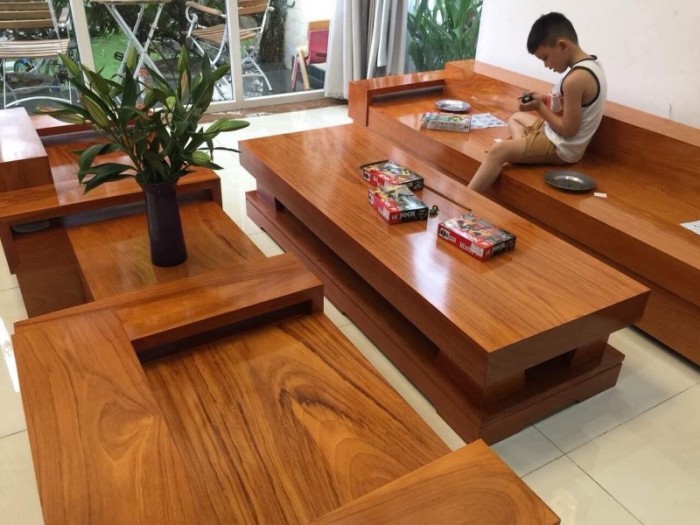 Bộ Sofa Gỗ Lim Nam Phi Gỗ Nguyên Khối mang trong mình sự đẳng cấp và sang trọng của chất liệu gỗ lim trong suốt. Thiết kế tinh xảo và đẳng cấp, màu sắc tự nhiên đẹp mắt, là các đặc điểm nổi bật của sản phẩm này. Hãy để bộ Sofa Gỗ Lim Nam Phi Gỗ Nguyên Khối làm nổi bật không gian nội thất của bạn.